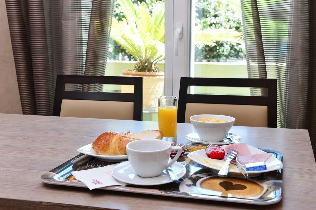 Hotel La Croix Blanche Tarbes Room photo