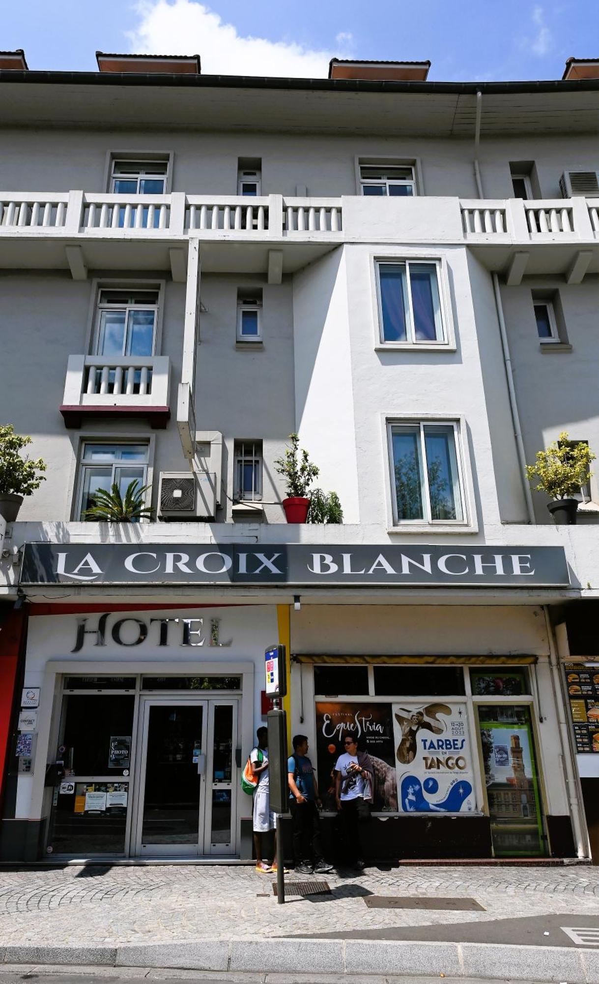 Hotel La Croix Blanche Tarbes Exterior photo